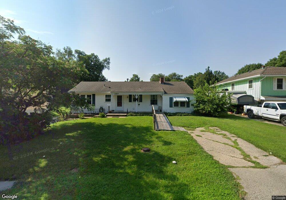 11807 Yager Ln, Shawnee, KS 66203 - photo 1