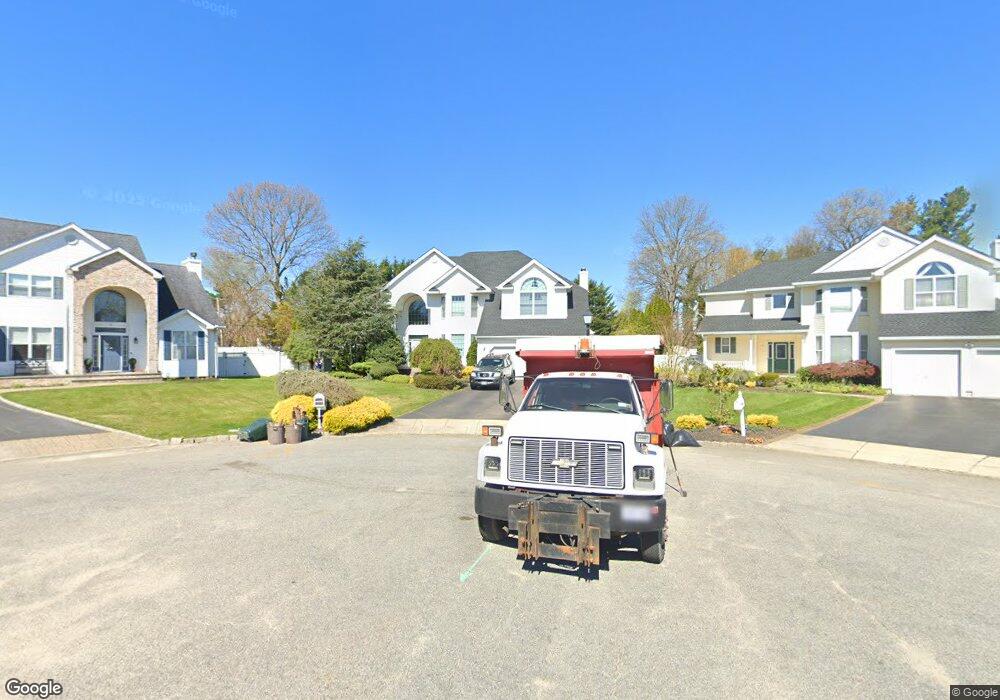 18 Poplar Ln, ComMacK, NY 11725 - photo 1