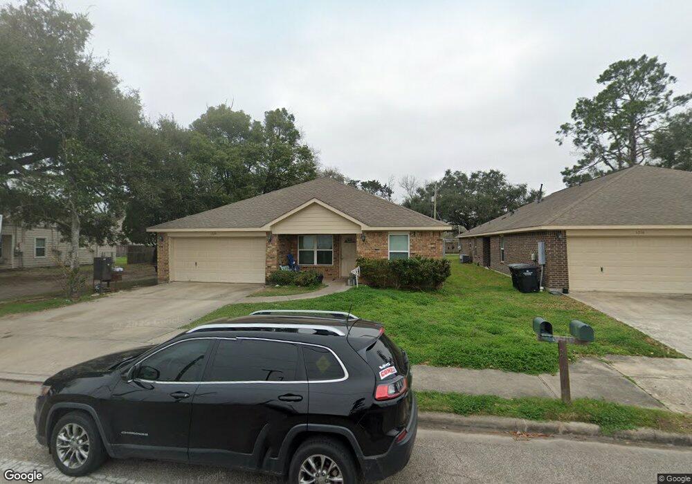 1320 W Dumble St, Alvin, TX 77511 - photo 1
