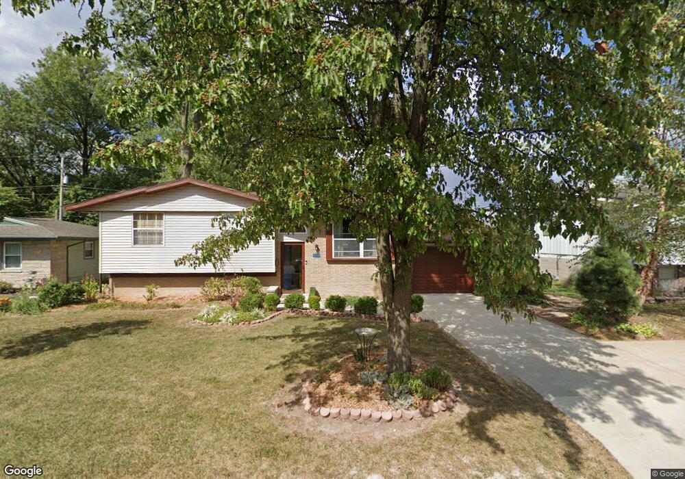 30 N Lakewood Dr, Effingham, IL 62401 - photo 1