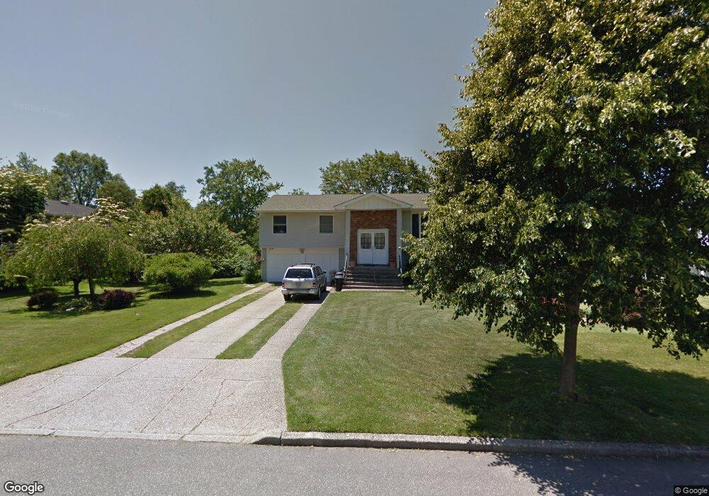 16 Peppermint Rd, ComMacK, NY 11725 - photo 1