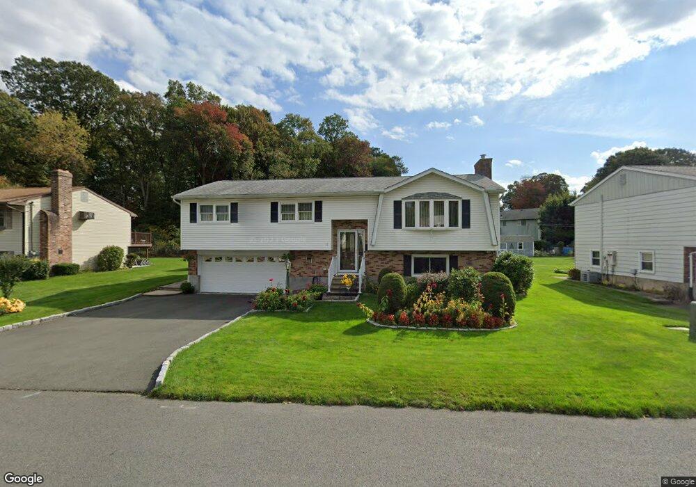 71 Carriage Dr, Waterbury, CT 06708 - photo 1