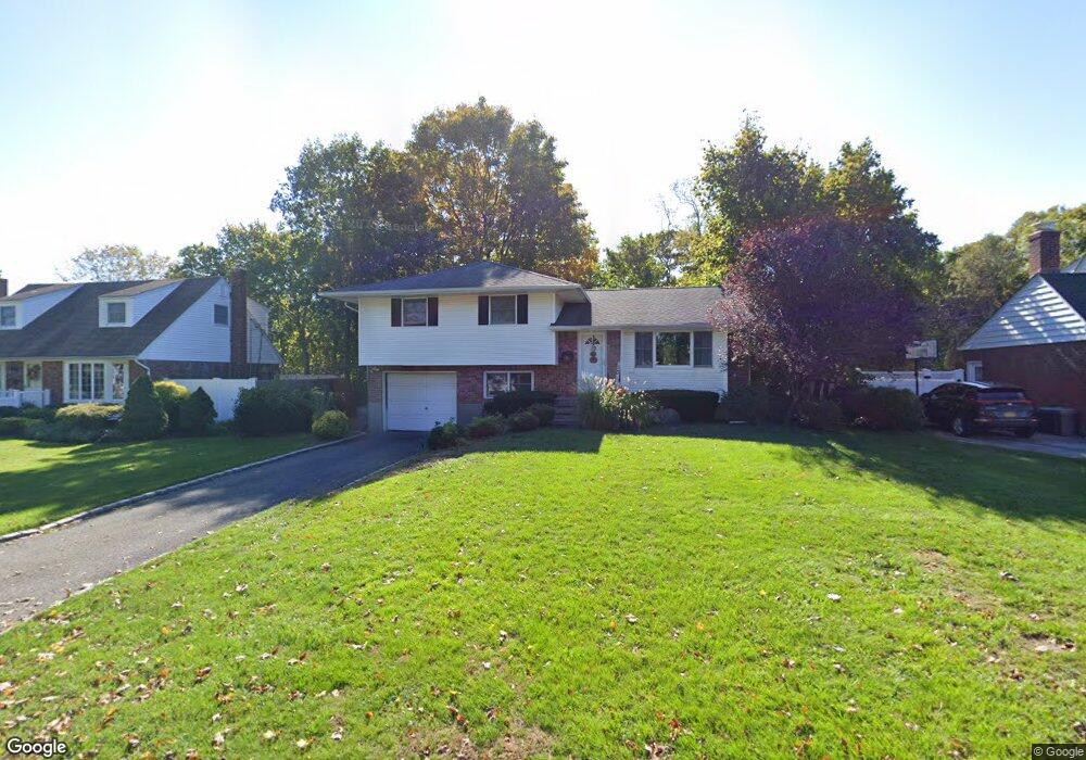 25 Sparton Ln, ComMacK, NY 11725 - photo 1
