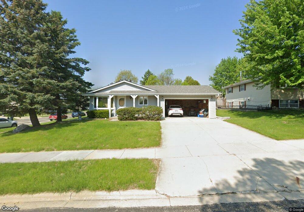 806 Kings Ridge Ct W, West Bend, WI 53090 - photo 1