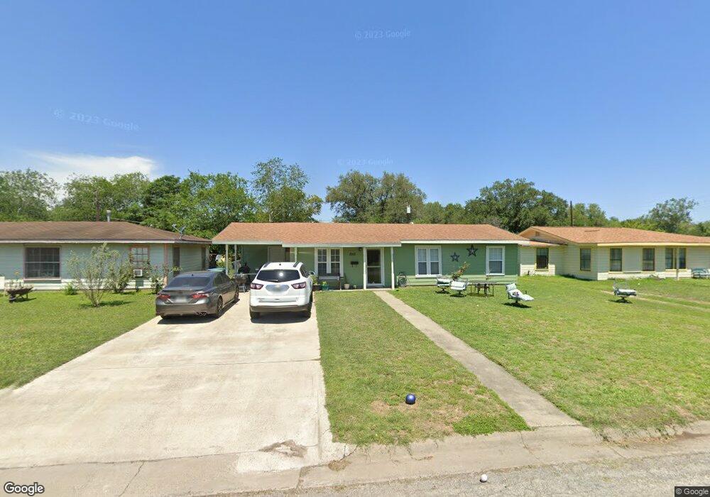 1015 E Huntington St, Beeville, TX 78102 - photo 1