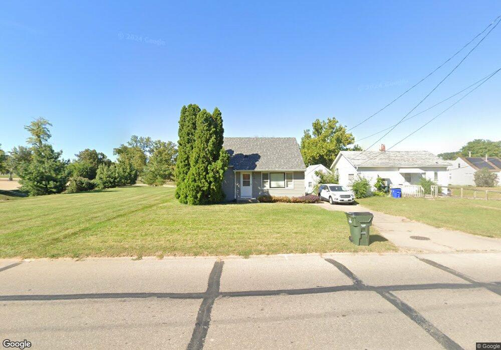 390 Wilson Ave SW, Cedar Rapids, IA 52404 - photo 1