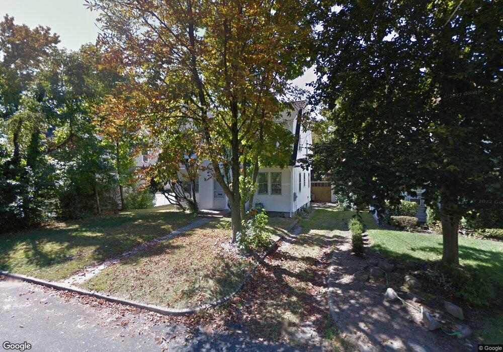 8 Surrey Ln, Great Neck, NY 11023 - photo 1