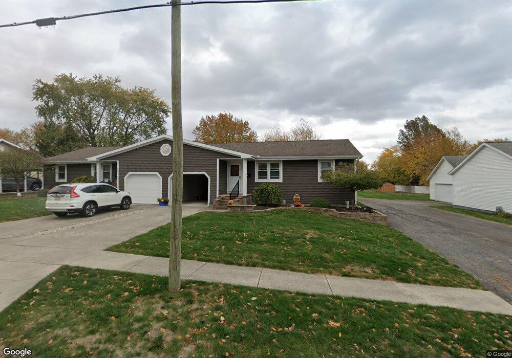 902 Murray St, Wapakoneta, OH 45895 - photo 1