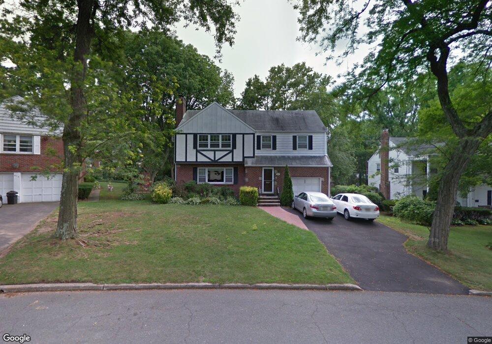 684 Sunderland Rd, Teaneck, NJ 07666 - photo 1