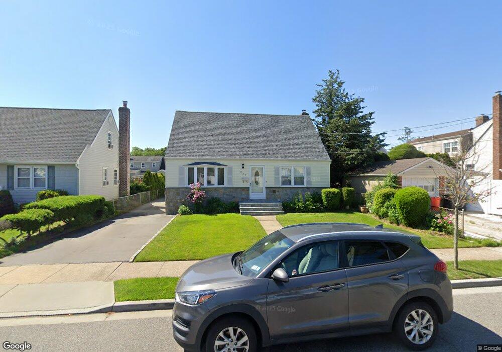 227 Dow Ave, Mineola, NY 11501 - photo 1