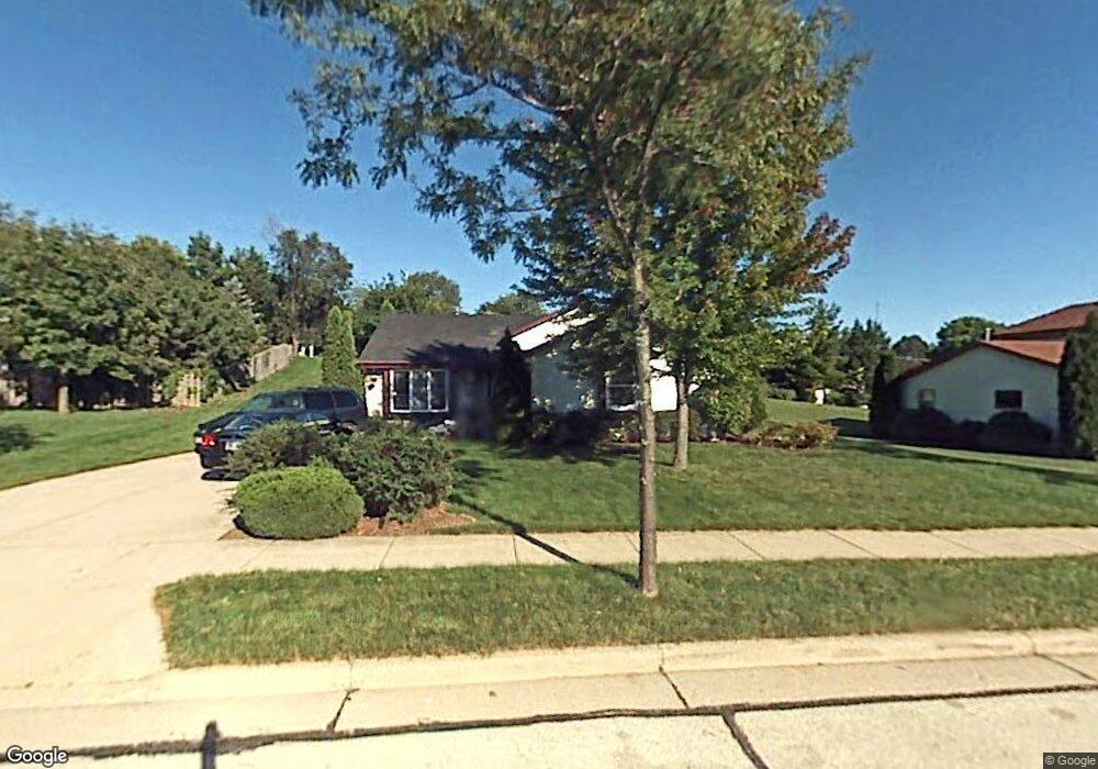 1919 Fieldcrest Ln, Waukesha, WI 53186 - photo 1