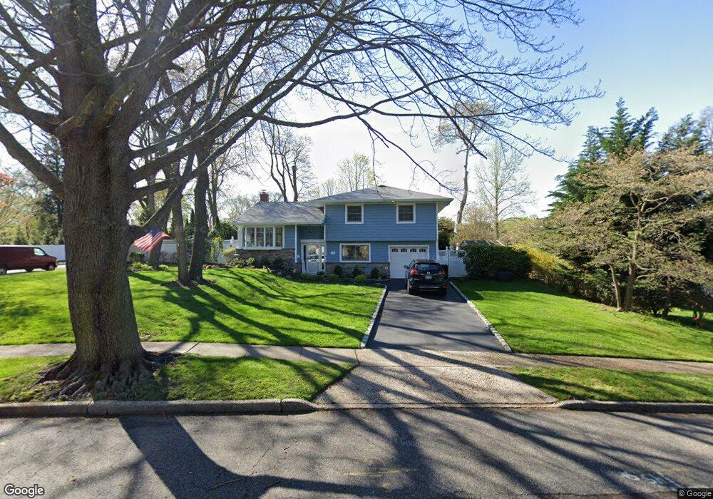 10 Cayuga Place, ComMacK, NY 11725 - photo 1