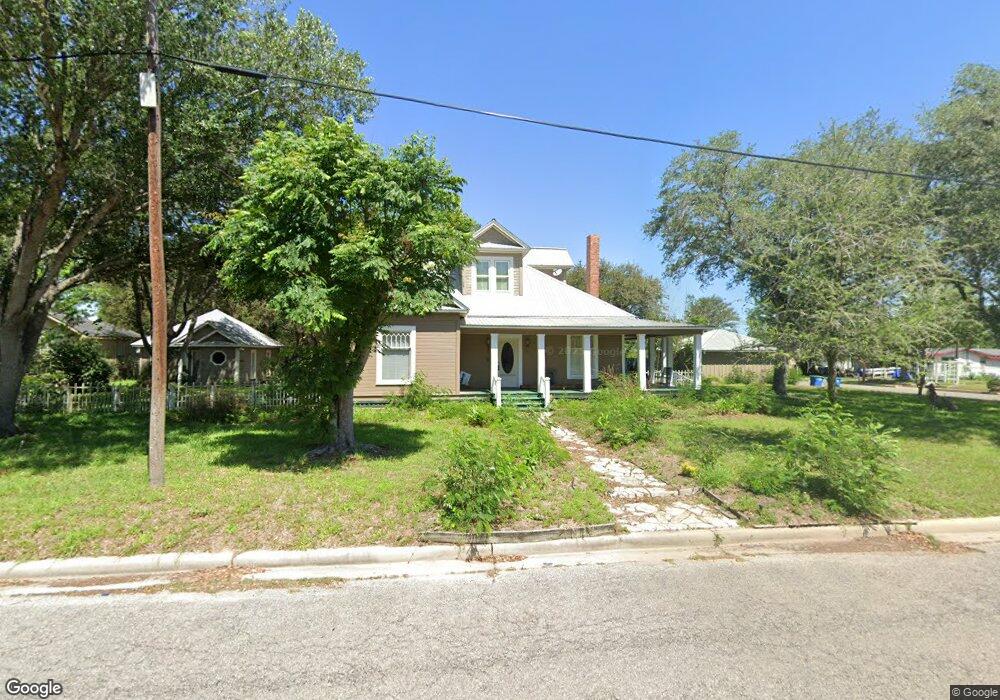 811 E Gramman St, Beeville, TX 78102 - photo 1