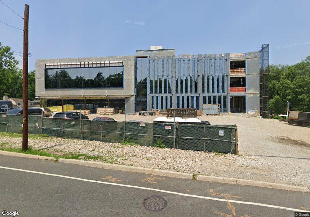 189 Steamboat Rd, Great Neck, NY 11024 - photo 1