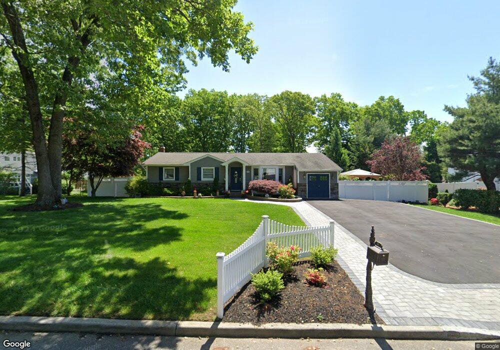 25 Penguin Ln, ComMacK, NY 11725 - photo 1