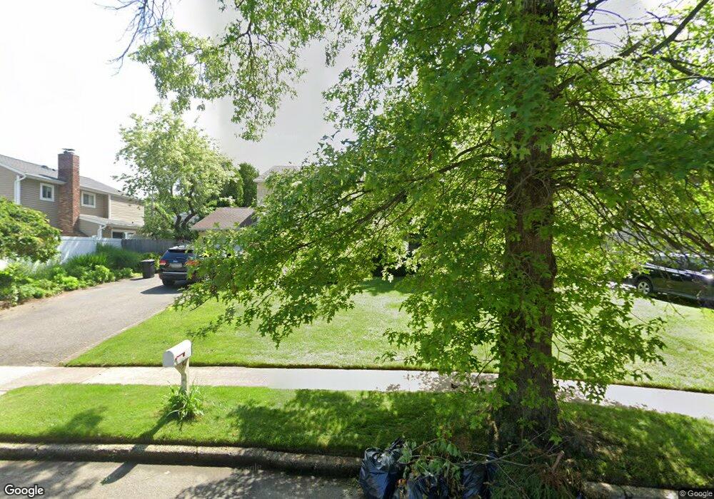 5 Pinewood Dr, ComMacK, NY 11725 - photo 1