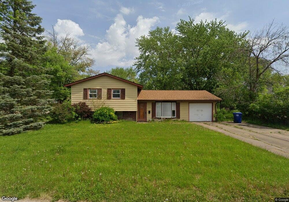 1112 Crestview Ct, Bettendorf, IA 52722 - photo 1