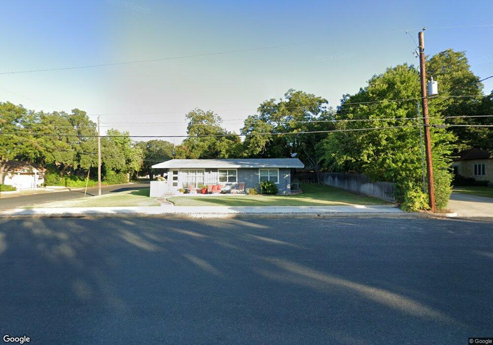 302 N Crockett St, Fredericksburg, TX 78624 - photo 1