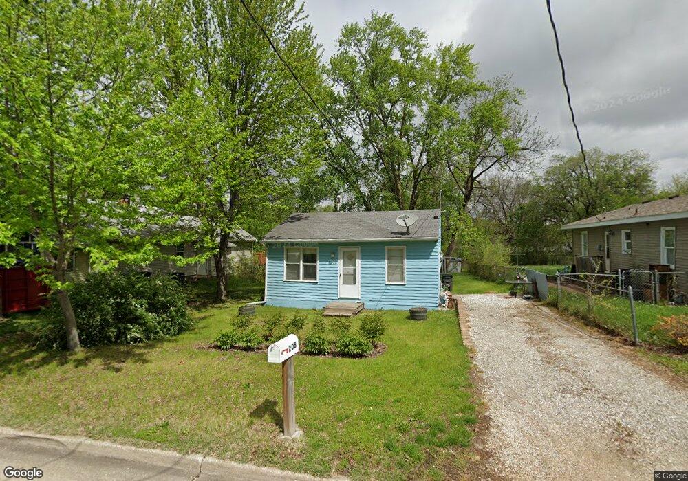 208 E Leland Ave, Des Moines, IA 50315 - photo 1