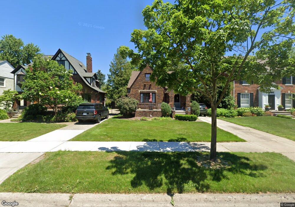 916 Lincoln Rd, Grosse Pointe, MI 48230 - photo 1