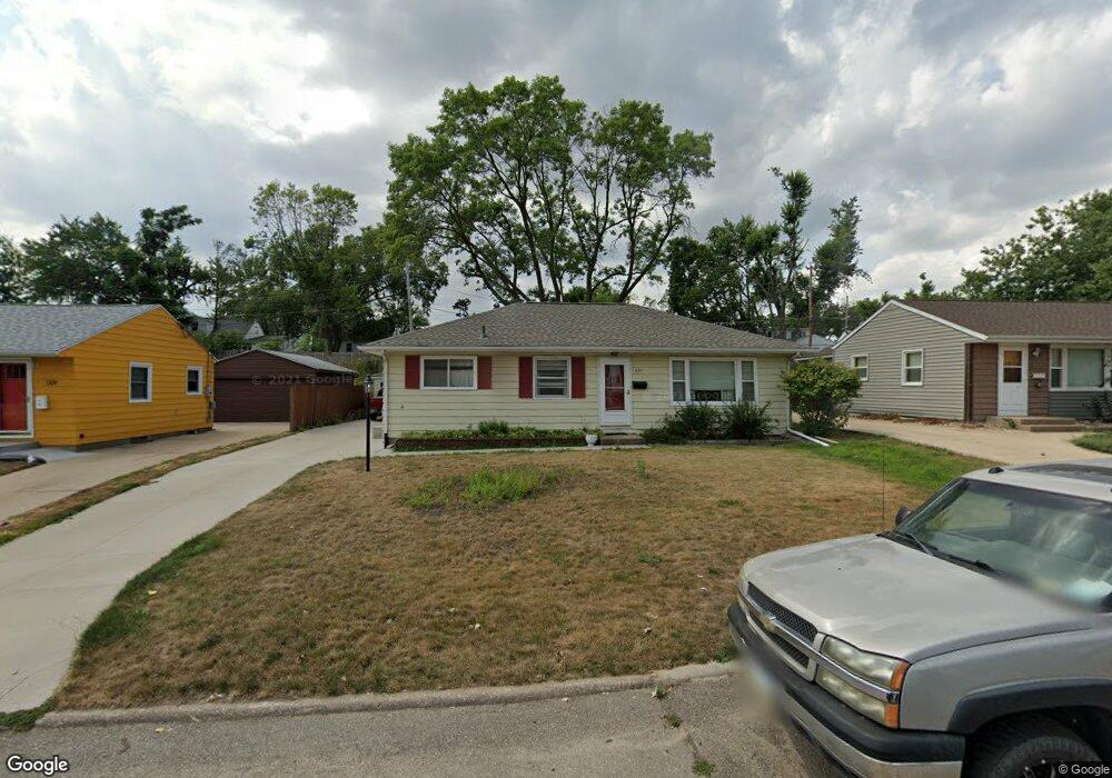 427 35th St SE, Cedar Rapids, IA 52403 - photo 1