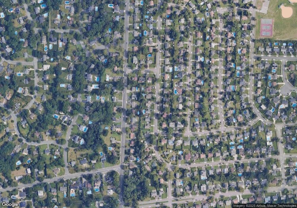 37 Hayrick Ln, ComMacK, NY 11725 - photo 1