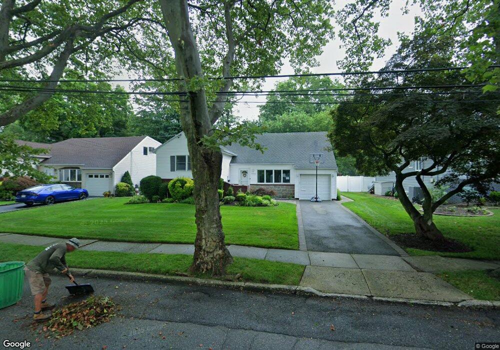 1092 Melissa Ln, North Bellmore, NY 11710 - photo 1