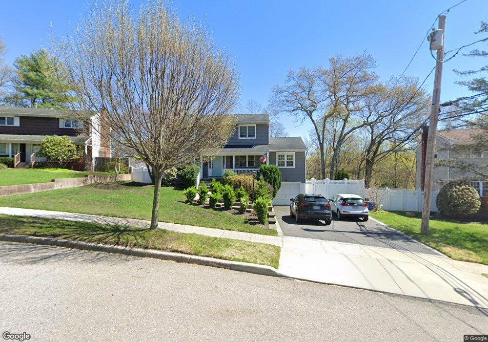 56 Somerset Dr, ComMacK, NY 11725 - photo 1
