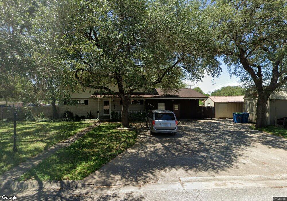 1205 N Fowler St, Beeville, TX 78102 - photo 1