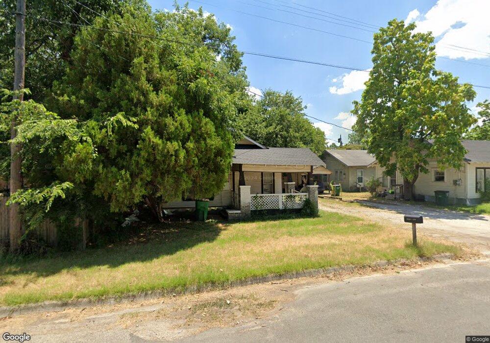 1106 E Pecan St, Gainesville, TX 76240 - photo 1