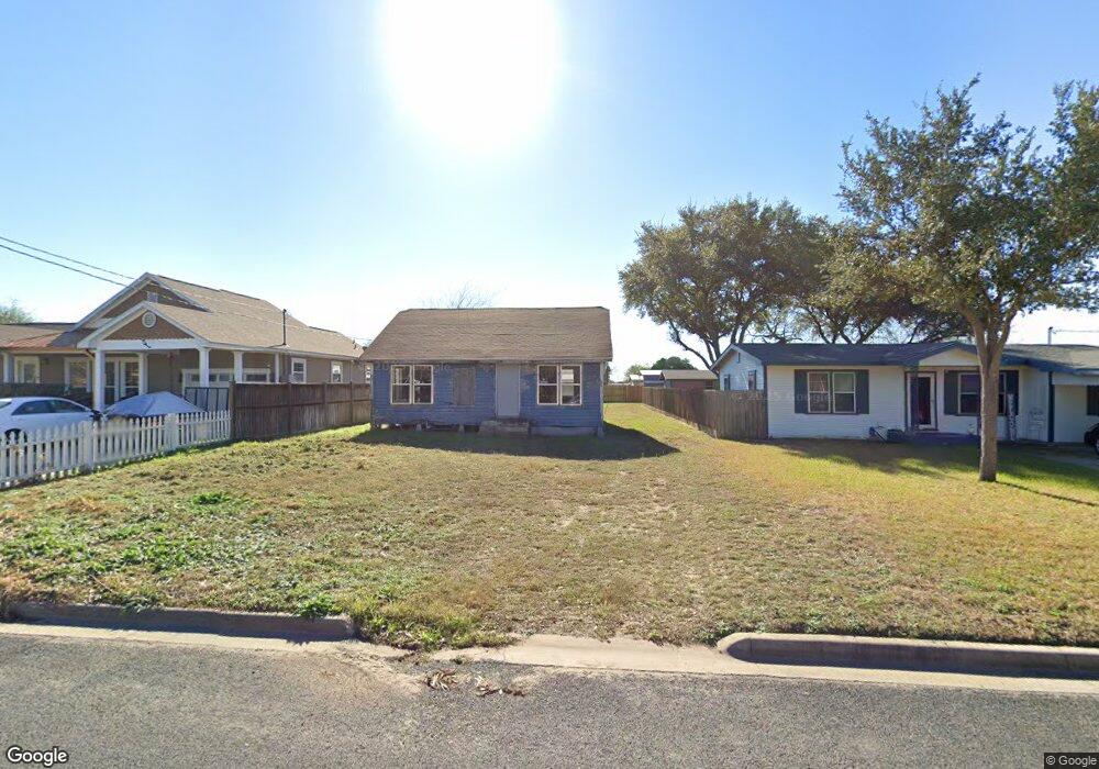709 W Hutchinson St, Beeville, TX 78102 - photo 1