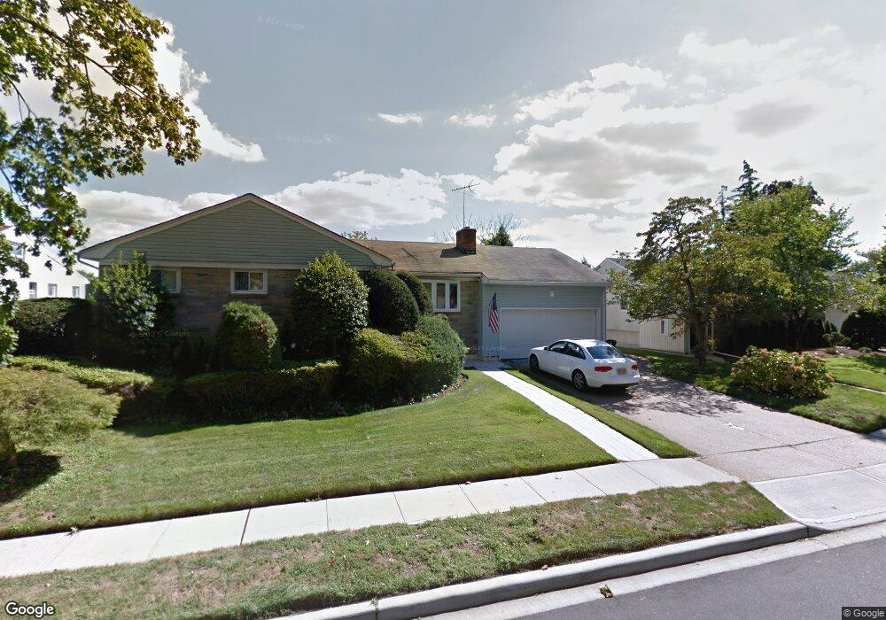 33 Cloverfield Rd S, Valley Stream, NY 11581 - photo 1