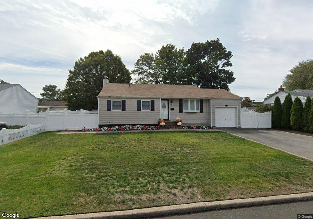 10 Windsor St, Islip, NY 11751 - photo 1