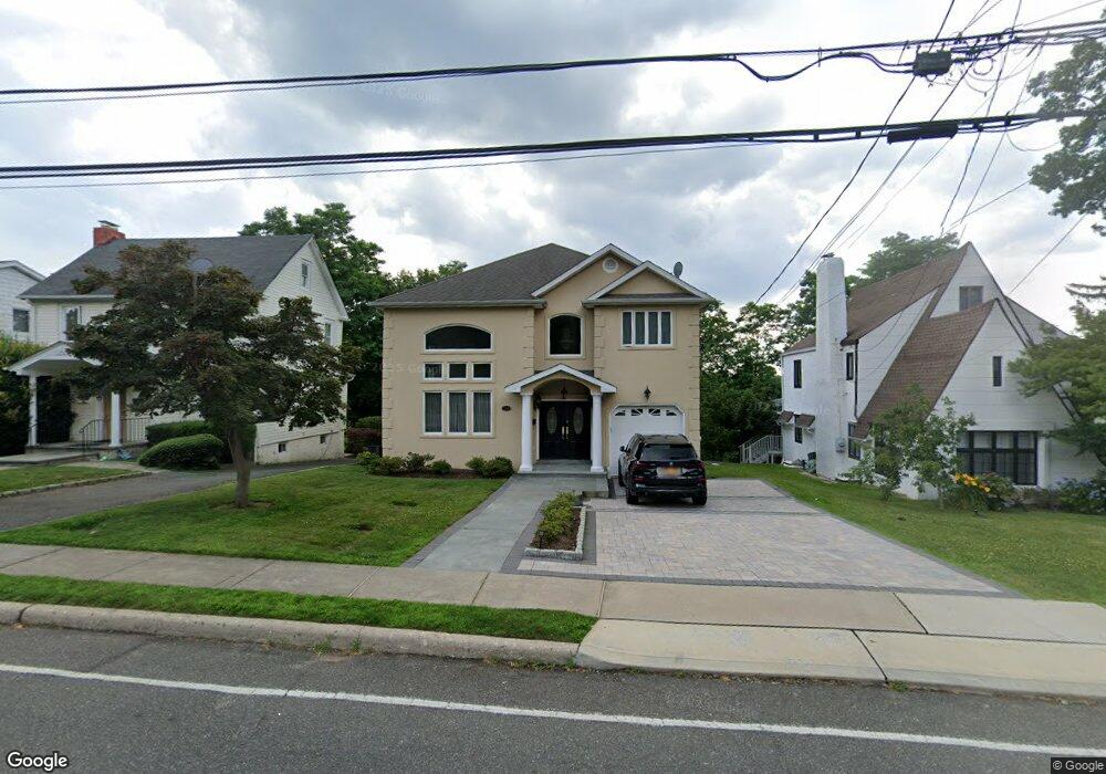 118 Hampshire Rd, Great Neck, NY 11023 - photo 1