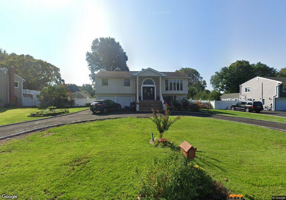 10 Bethal Ln, ComMacK, NY 11725 - photo 1