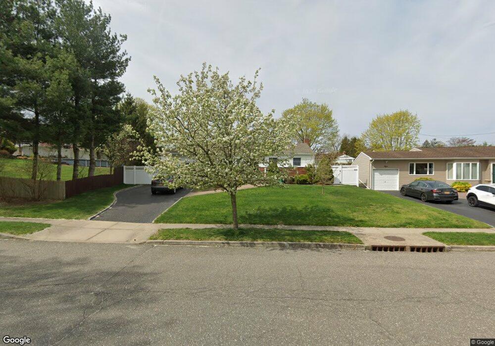 6 Byron Rd, ComMacK, NY 11725 - photo 1