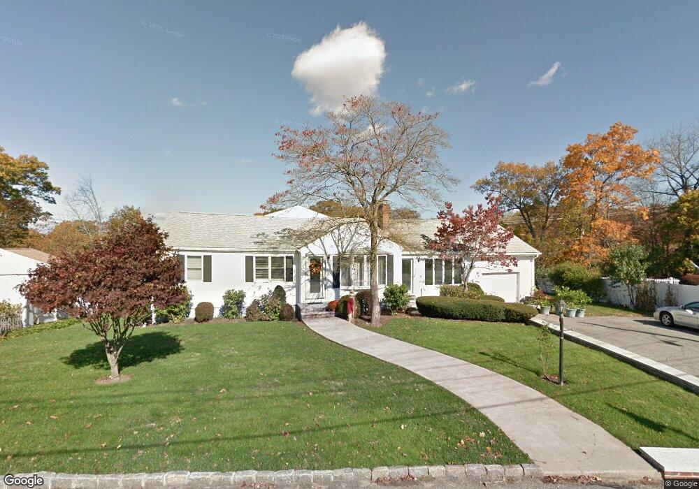 32 Day Cir, Woburn, MA 01801 - photo 1