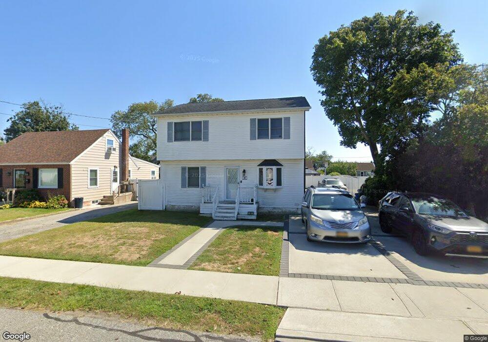 30 Ferndale Ct, Copiague, NY 11726 - photo 1