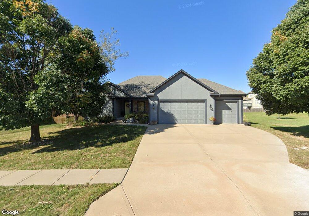 902 Terrace Dr, Raymore, MO 64083 - photo 1