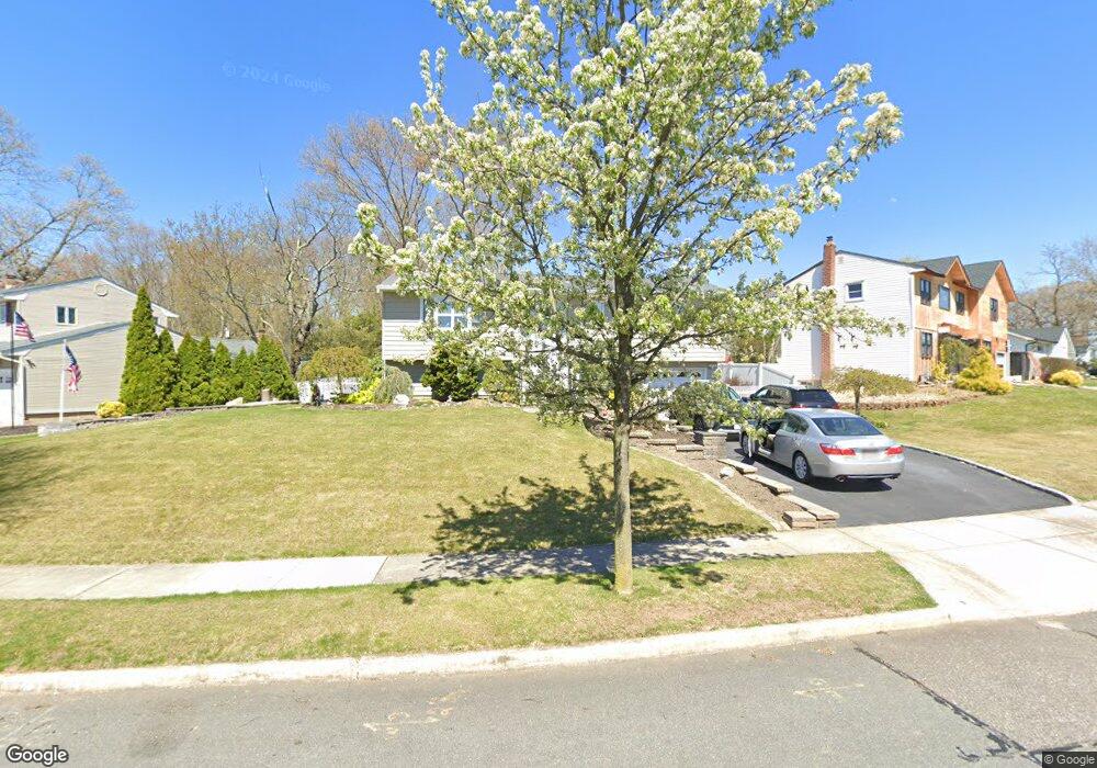 7 Wenmore Rd, ComMacK, NY 11725 - photo 1