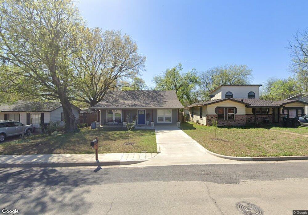 713 Phillips St, Cleburne, TX 76033 - photo 1