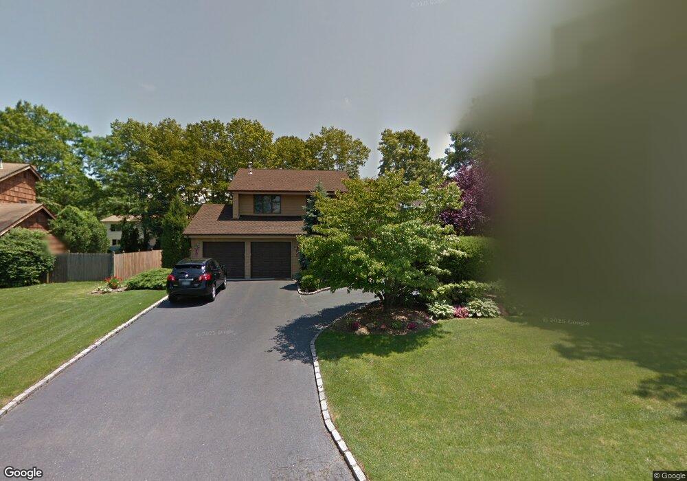 30 Oak Meadow Rd, ComMacK, NY 11725 - photo 1