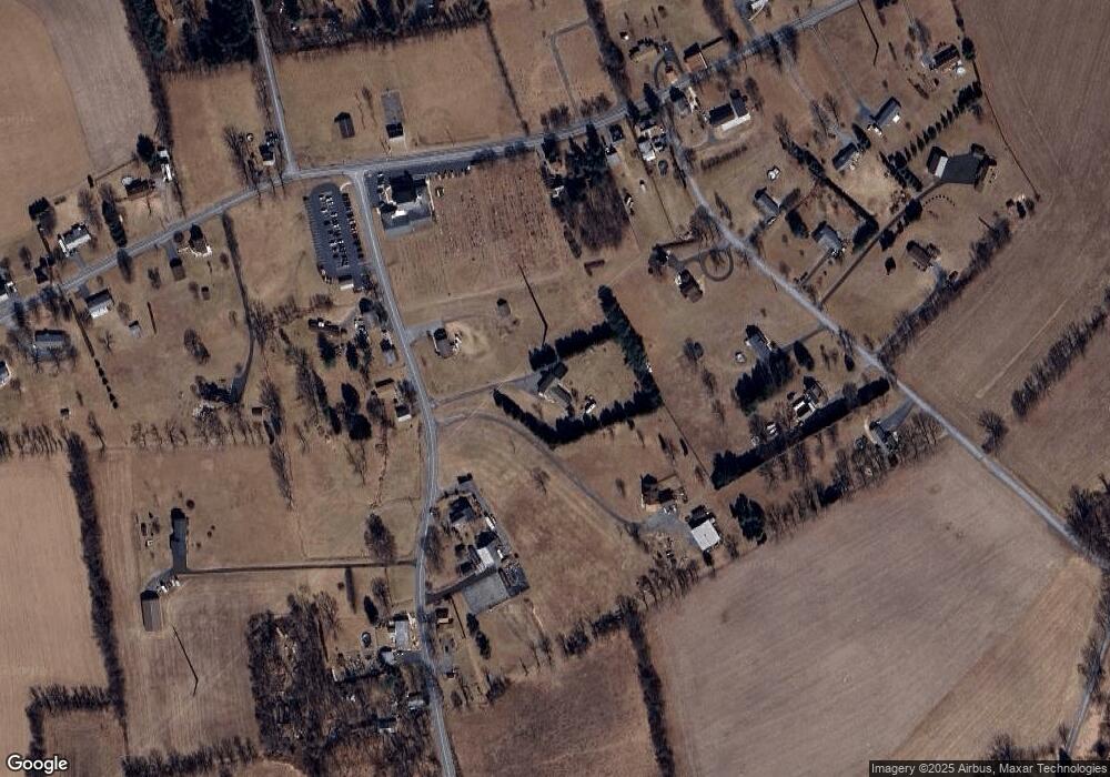 528 N Hokendauqua Dr, Bath, PA 18014 - photo 1