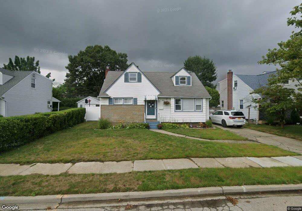 824 Helene St, Wantagh, NY 11793 - photo 1