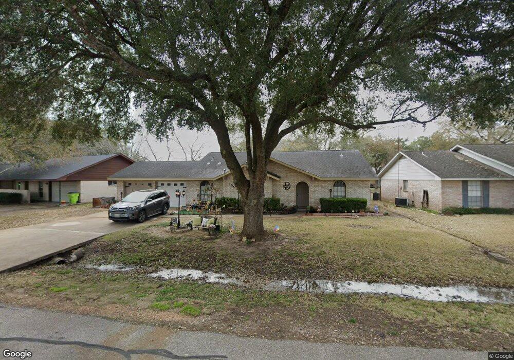 1905 W Laurel Oaks Dr, Richmond, TX 77469 - photo 1