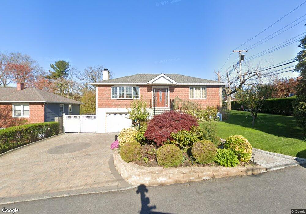 2 Entrance Ct, Yonkers, NY 10710 - photo 1