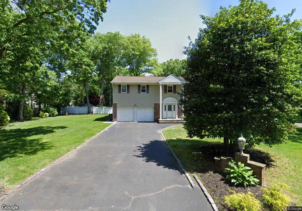 7 Ron Ct, ComMacK, NY 11725 - photo 1