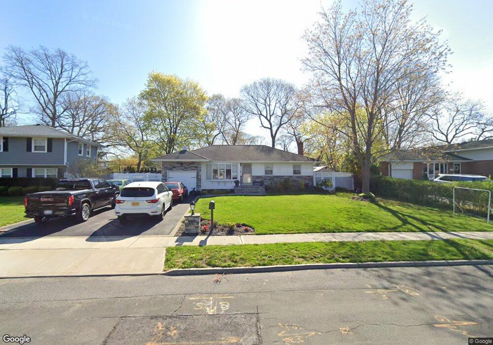 5 Putnam Ct, ComMacK, NY 11725 - photo 1