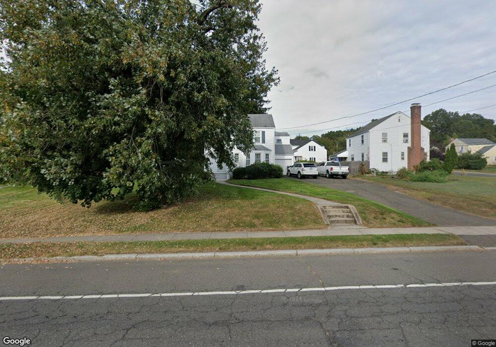 561 Quaker Ln S, West Hartford, CT 06110 - photo 1