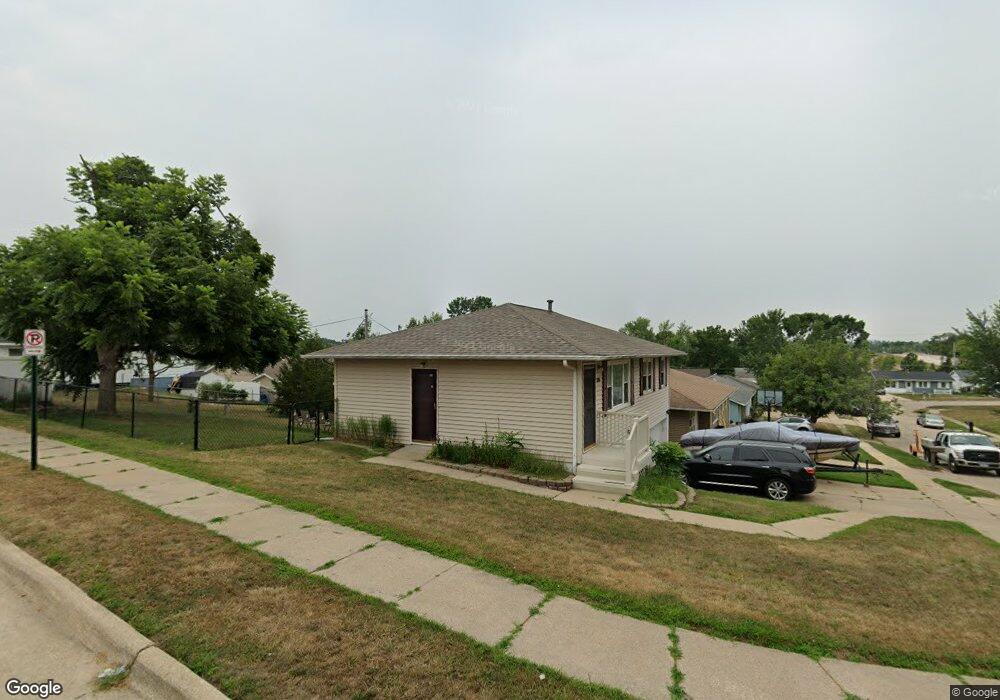 3205 Castle Dr SW, Cedar Rapids, IA 52404 - photo 1